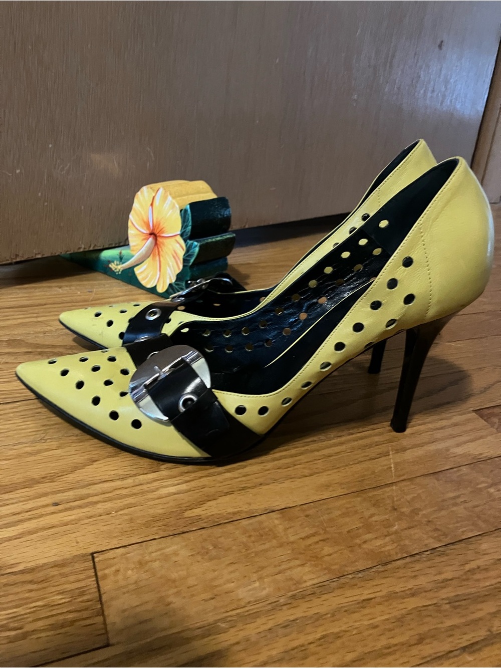 Nando Muzi Yellow Pointed-Toe Perforated Pumps with Black Buckle